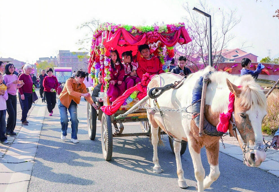 裝飾一新的馬車載著游客穿梭於阡陌之間