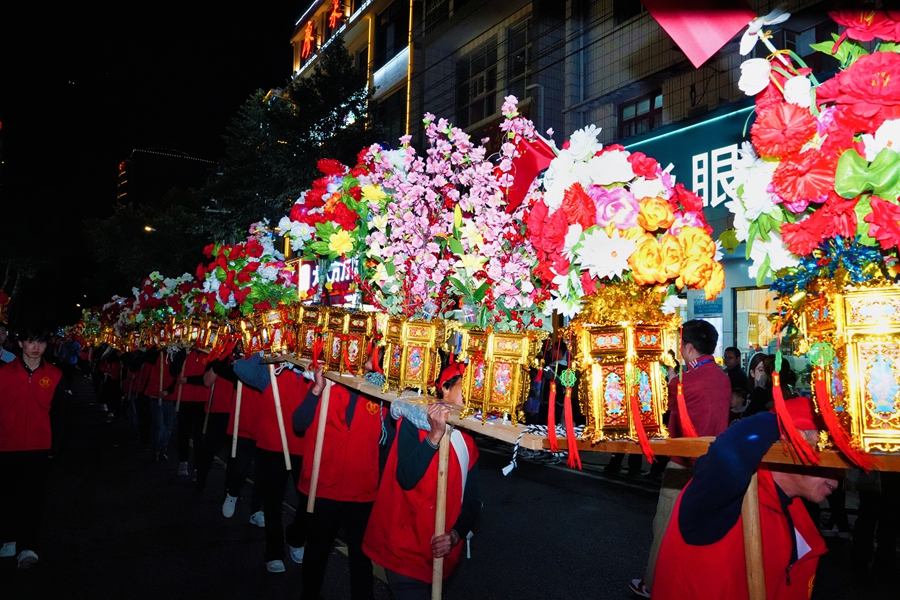 花燈以三層花籃樣式精心設計，盡顯精巧匠藝與濃濃年味