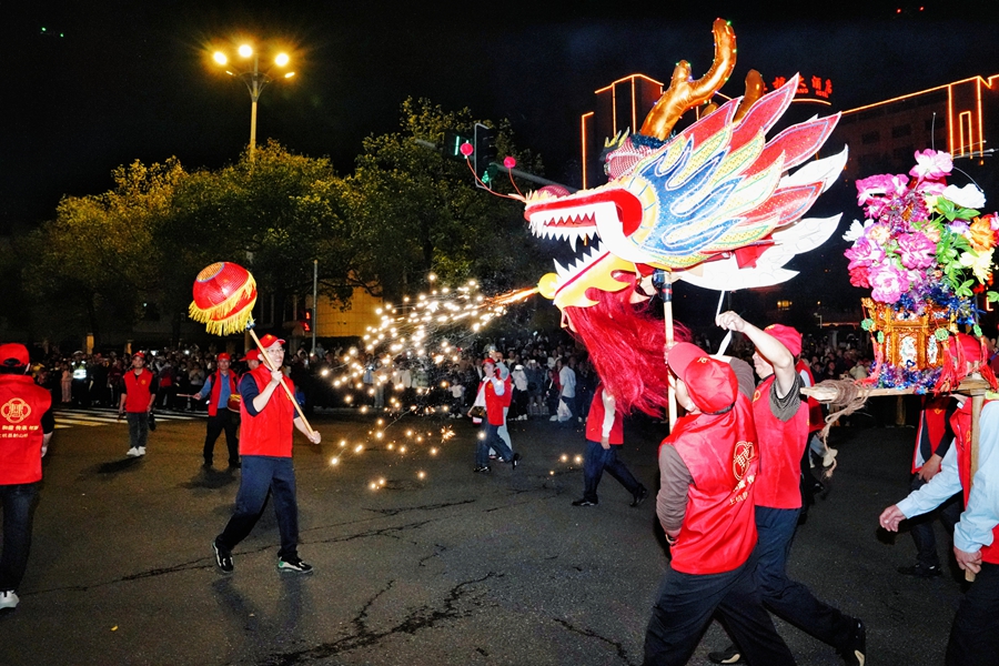 “火龍吐瑞”，寓意興旺紅火、風調雨順