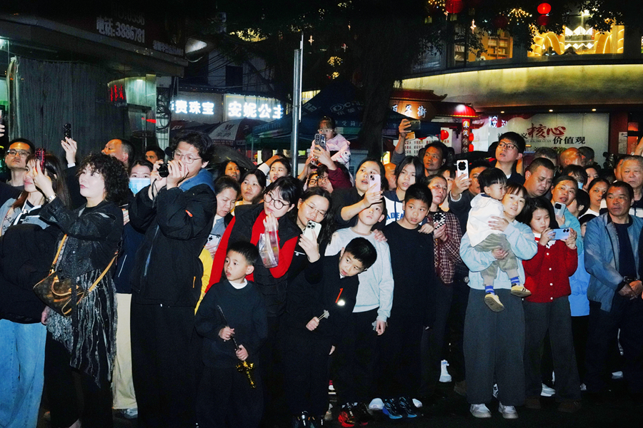 巡游活動吸引了眾多市民游客駐足圍觀、拍照留念