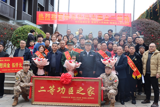 慰问组与林肖华合影