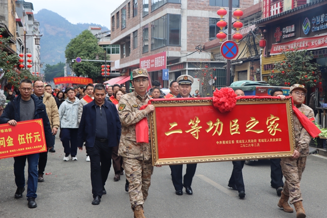 慰问组带着牌匾走访林肖华家
