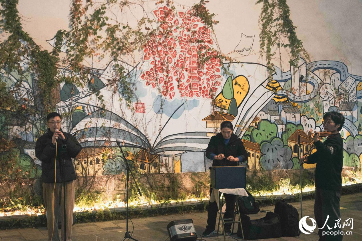 在煙台山漫步商業街區，有樂隊在演出。人民網 林銘賢攝