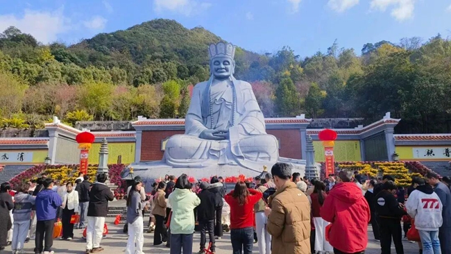 景區迎來祈福游客