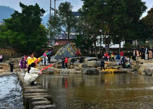 在金谷溪岸文藝村，鄉村游、親子游熱度高漲
