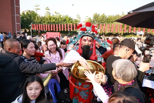 表演者與游客互動，傳遞祝福