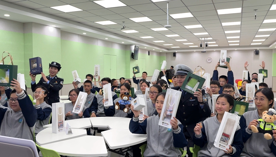 現場開展課堂互動。廈門交警供圖