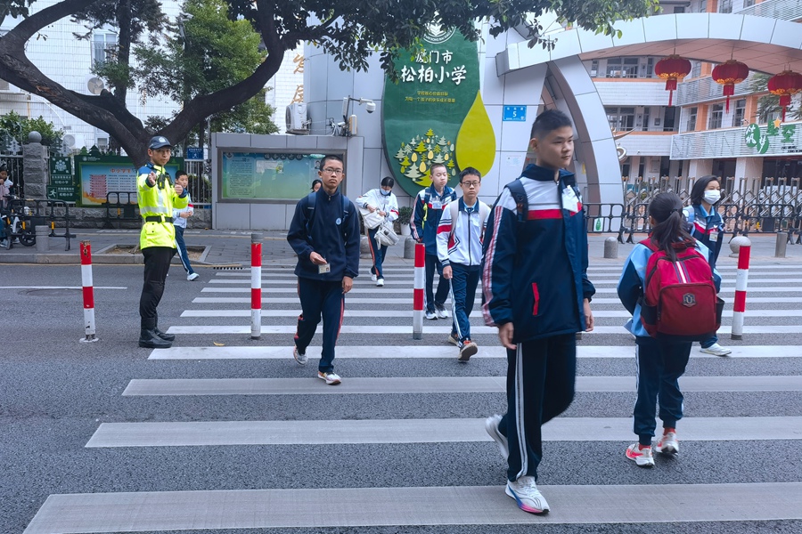 護航中小學生上下學路安全順暢。廈門交警供圖