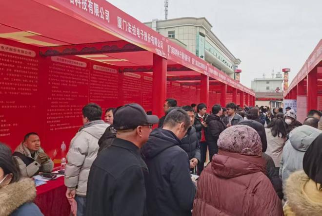 廈門市區兩級人社部門和13家企業攜1251個崗位信息，參加寧夏（固原）2026年“春暖農民工”服務行動專場招聘活動。廈門市人社局供圖
