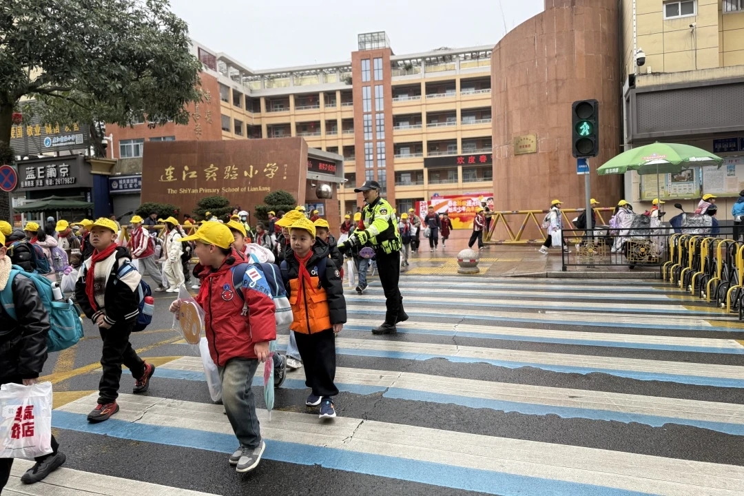 護送學生安全過街