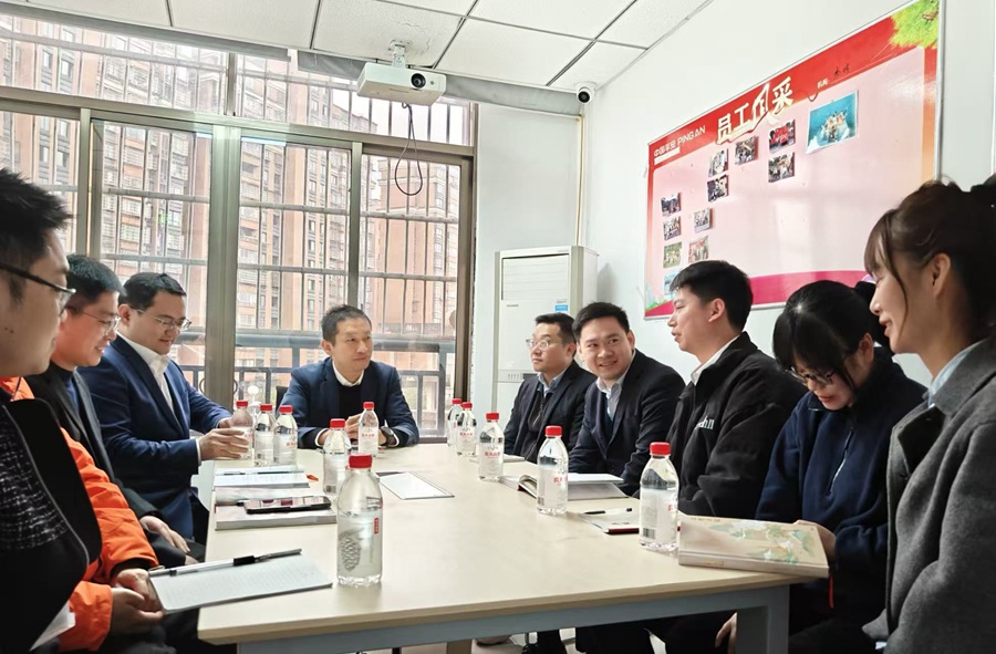 平安產險福建分公司班子成員深入一線，與基層員工座談，聽心聲，解難題。