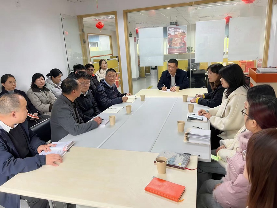 平安產險福建分公司黨委書記，總經理曹旭與基層座談，鼓勵機構錨定長期價值，將"金融為民"的初心轉化為守護萬家平安的實際行動。