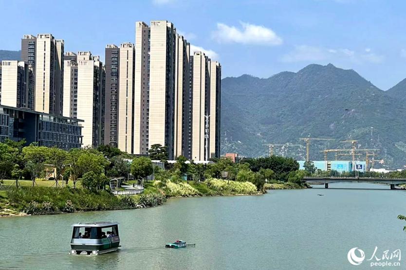 無人觀光船、水上“掃地機器人”首航。人民網記者 林盈攝