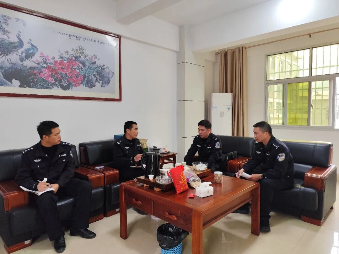 深入所隊談心談話。陳如冰攝