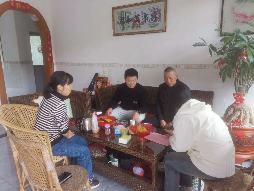 走訪基層民警家庭。張璇攝
