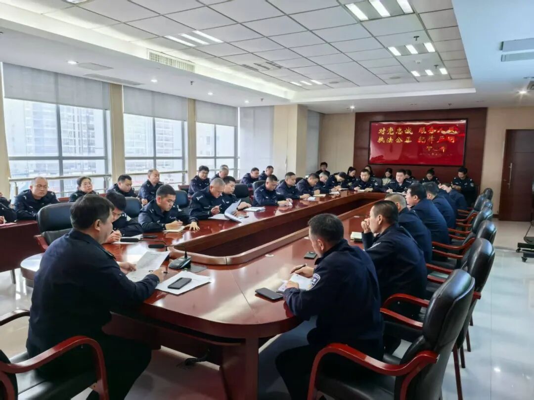 刑偵大隊集體談心談話。王華英攝