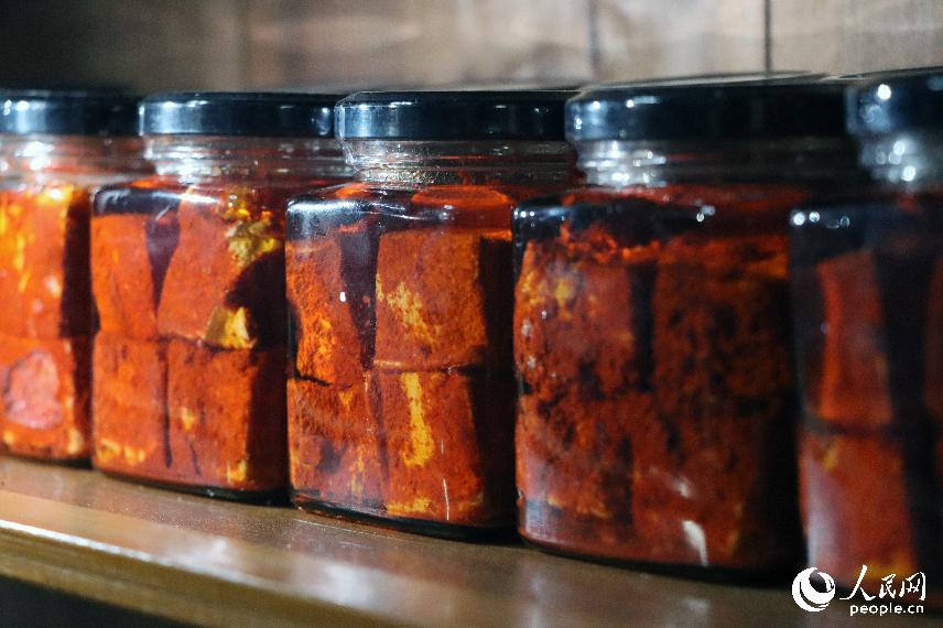 经过深加工的罐装霉豆腐。人民网 林铭贤摄