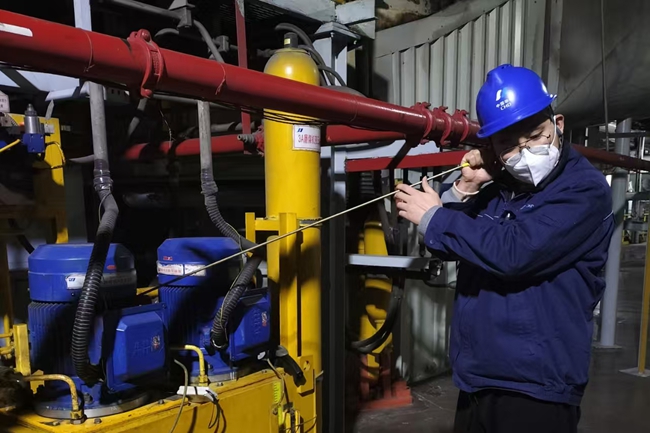 维护人员手持测振仪和听针,紧贴电机驱动端轴承处监测振动值,仔细聆听轴承和联轴器的运转声音,确保春节期间能源安全可靠供应
