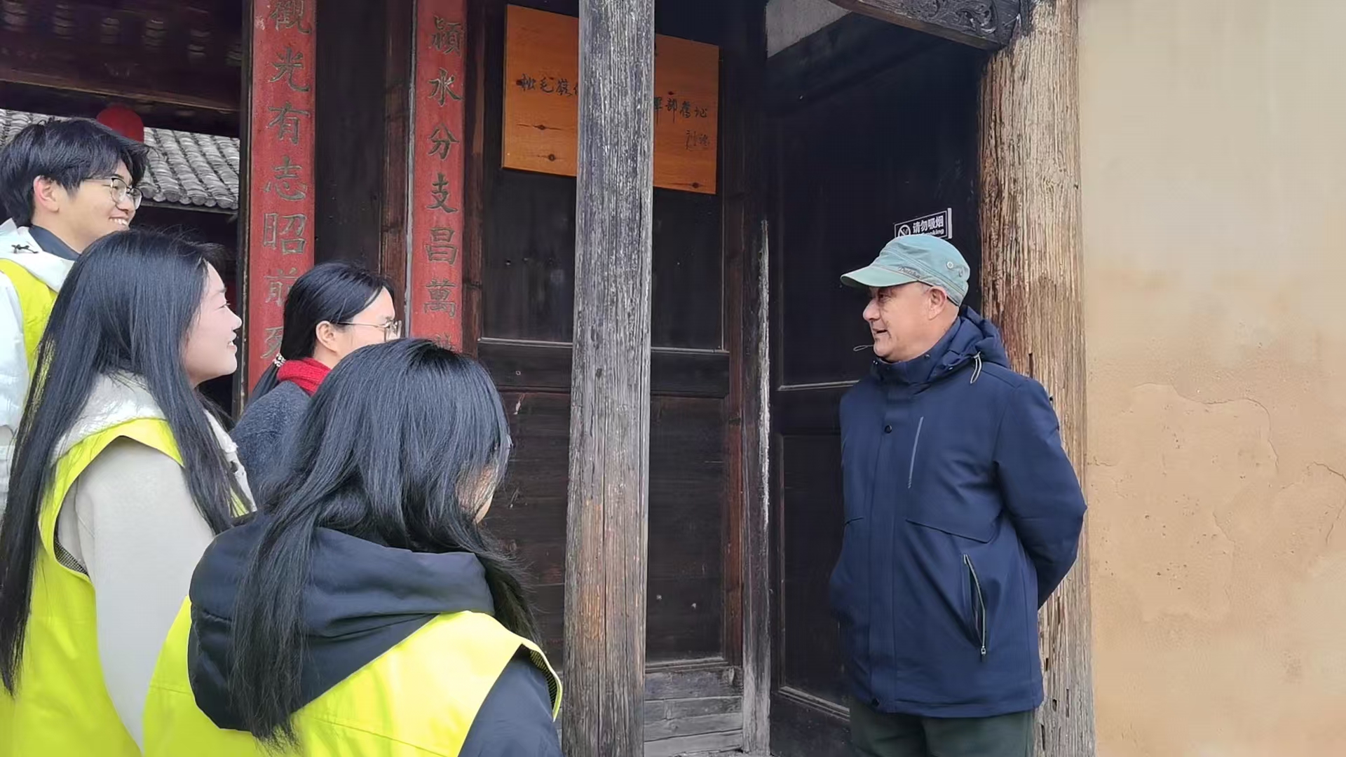 钟鸣为龙岩学院丈量红途实践队讲述中复村红色历史