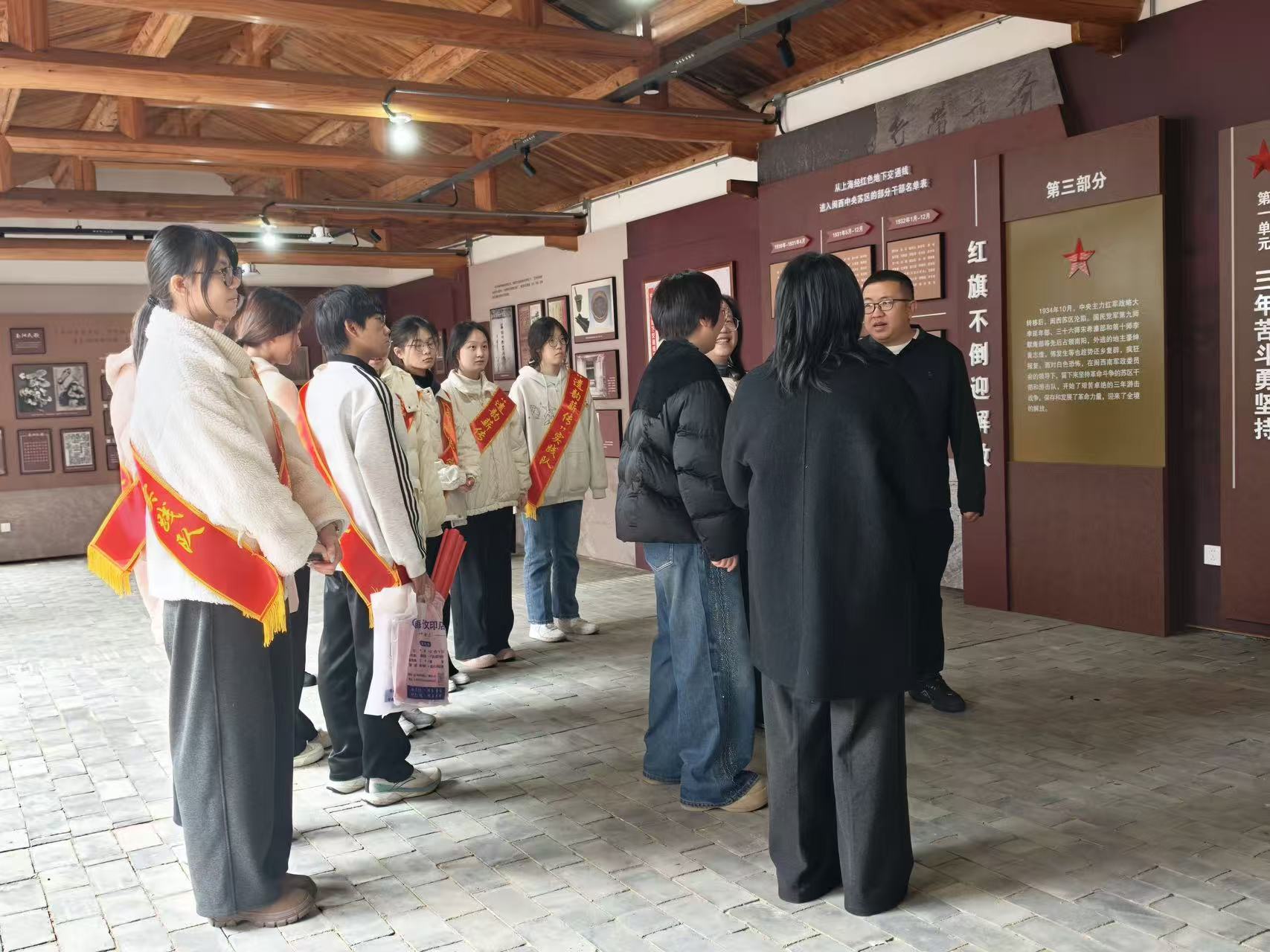 “遗韵薪传”实践队成员在南阳镇文化会客厅内参观红色展陈、聆听讲解