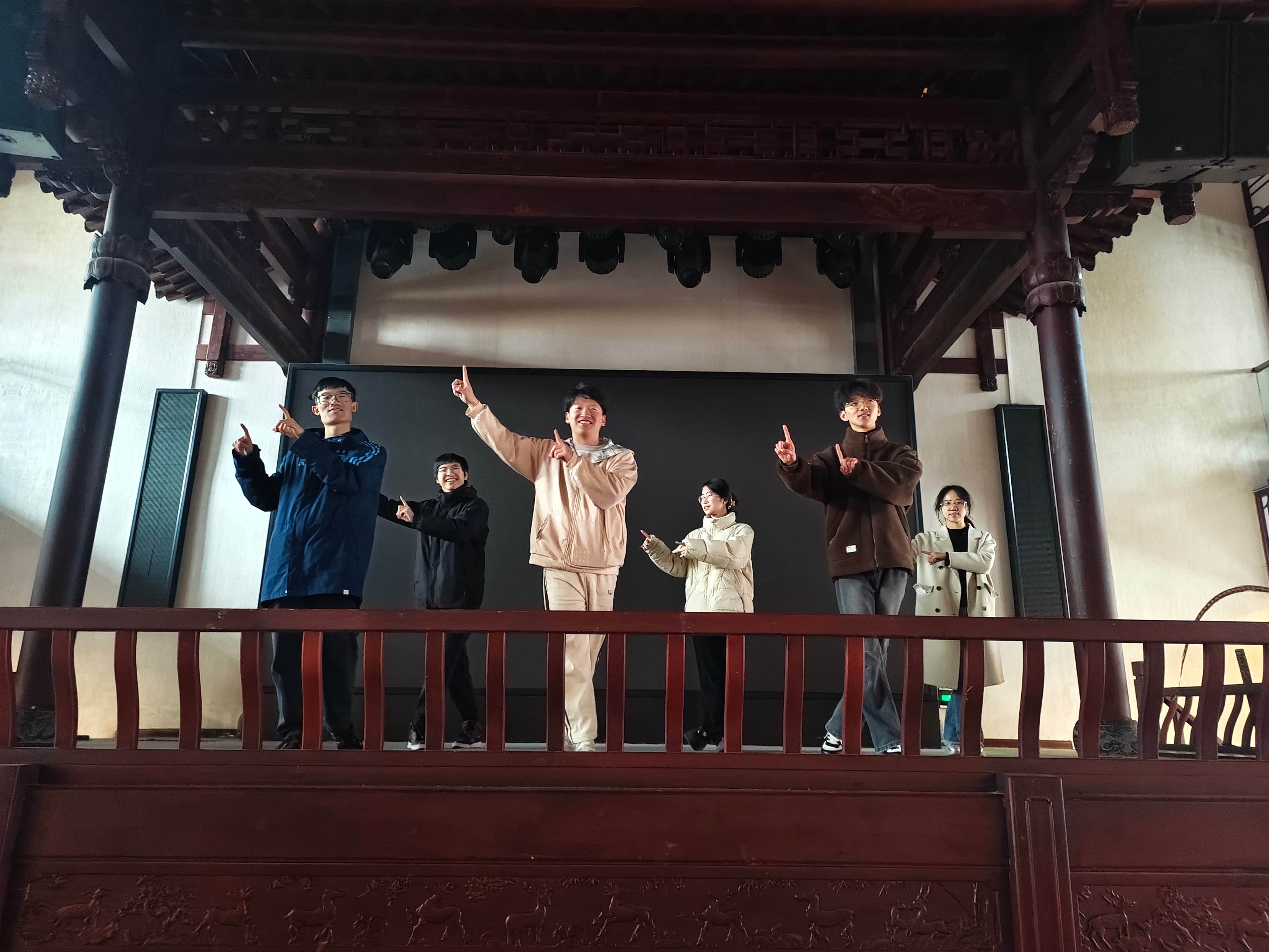 实践队在汉剧传承人指导下学习“兰花指”