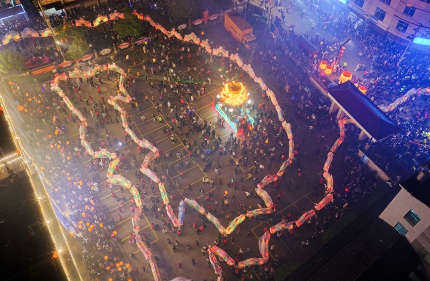 福建连城：元宵夜，游大龙