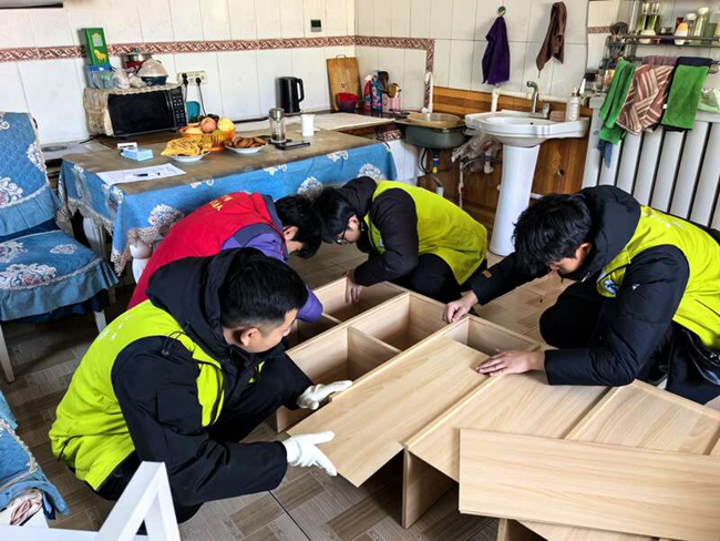 廈門大學志願者為閩寧鎮孩子安裝書桌