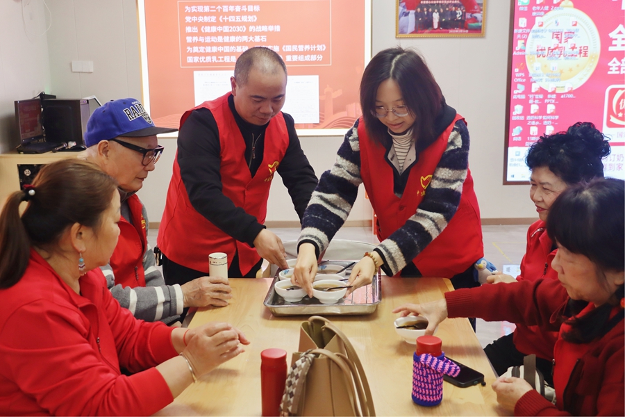 志愿者与社区居民分享汤圆