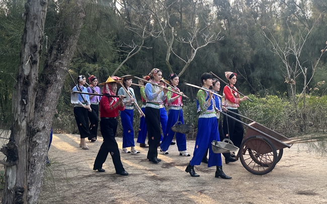 超模身着惠安女服饰进行采风拍摄