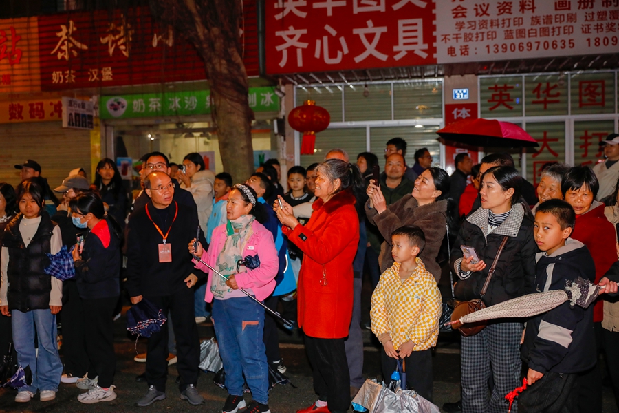 精彩表演吸引不少市民游客围观