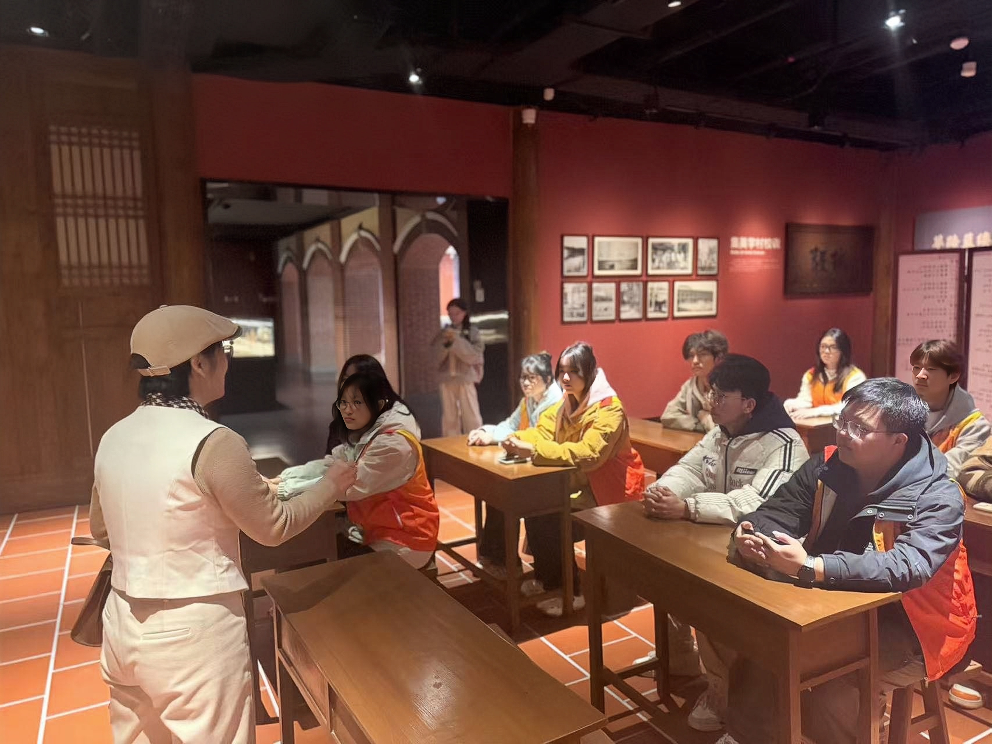 设计艺术学院“闽韵绘新”集美塔墙绘实践队队员聆听专业教师讲解