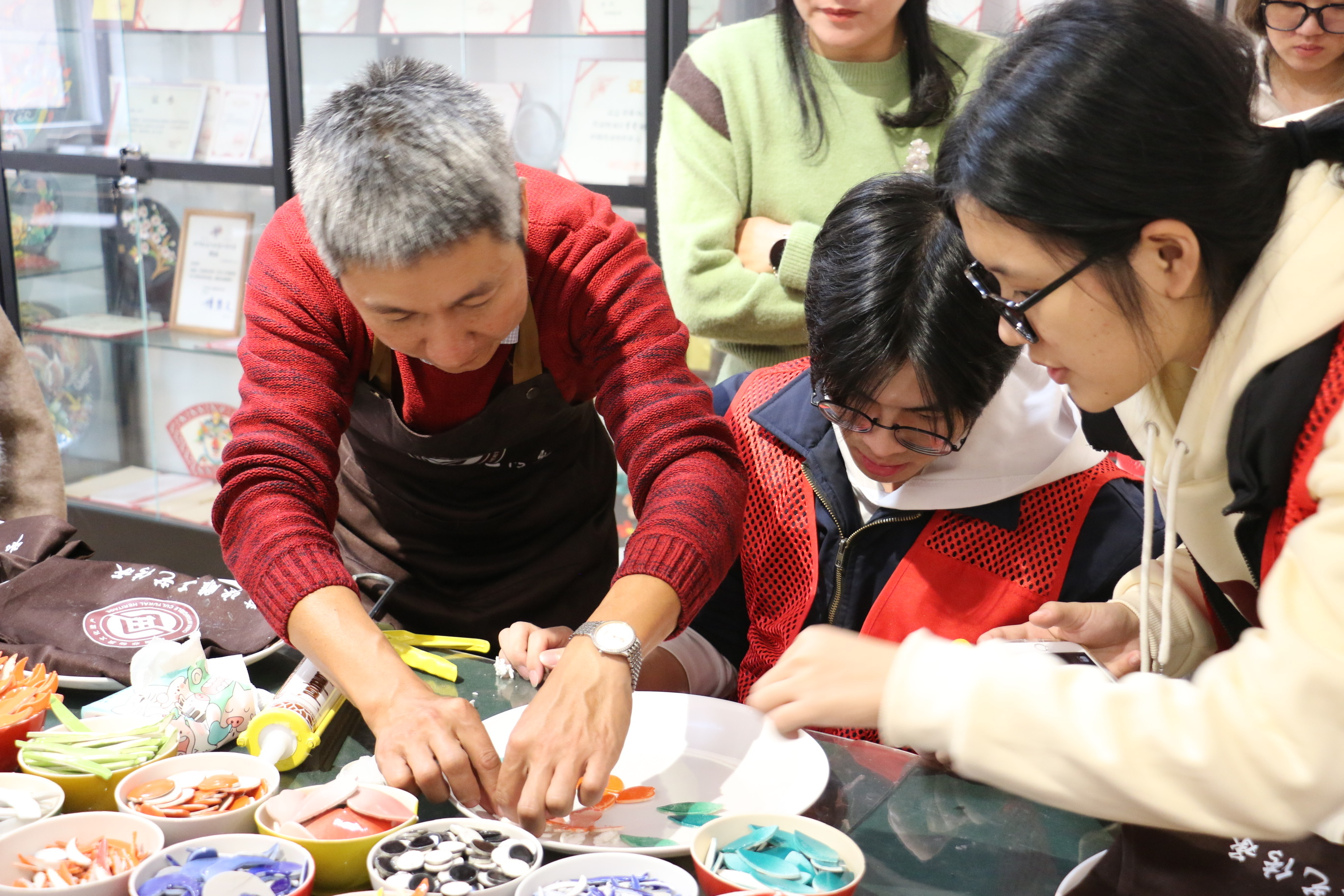 外国语学院“闽声传韵”双语实践队体验非遗剪瓷雕