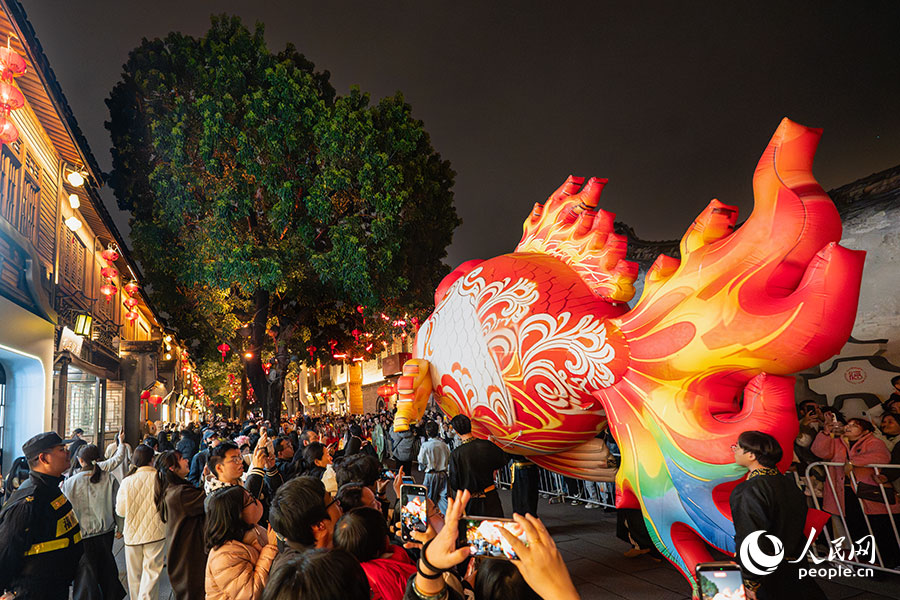 一条小“福鱼”一路“浮游”，引得市民游客争相拍照。实习生 李雨泽摄