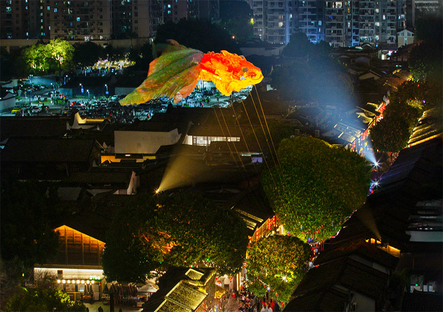 巨型“福鱼”在福建福州三坊七巷南后街上空“畅游”。高小青摄