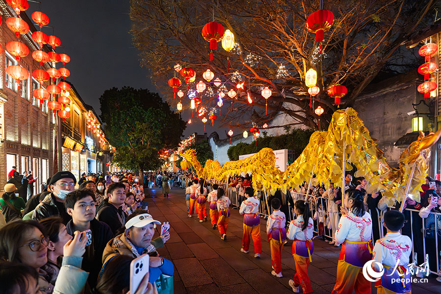 浩浩荡荡的巡游队伍。实习生 李雨泽摄