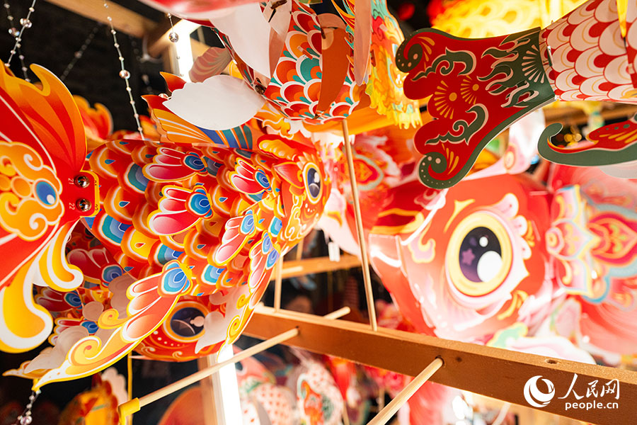 各类花灯琳琅满目，色彩斑斓。实习生 李雨泽摄