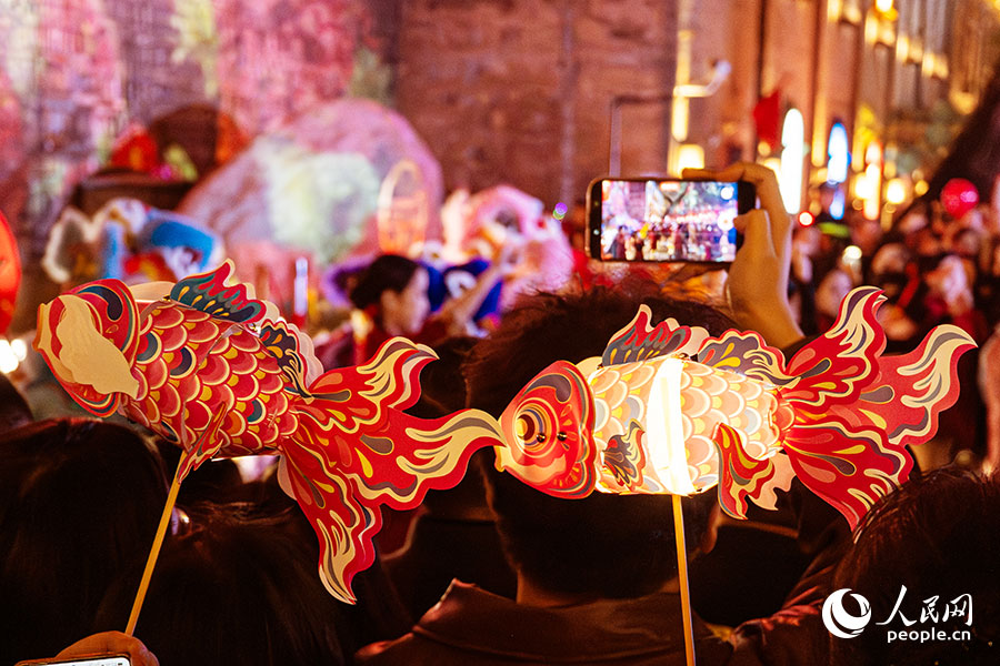 璀璨灯火间，人潮涌动。实习生 李雨泽摄