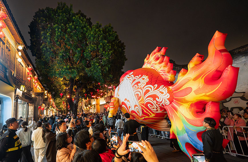 巨型福鱼“畅游”福州元宵夜