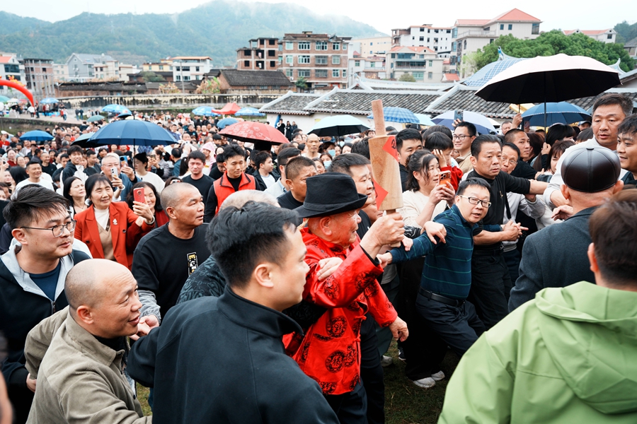 “酒醉公”送上吉祥“滚打”