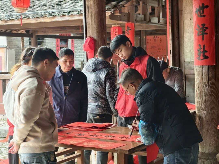 宣和培田村文化会客厅举办写春联活动