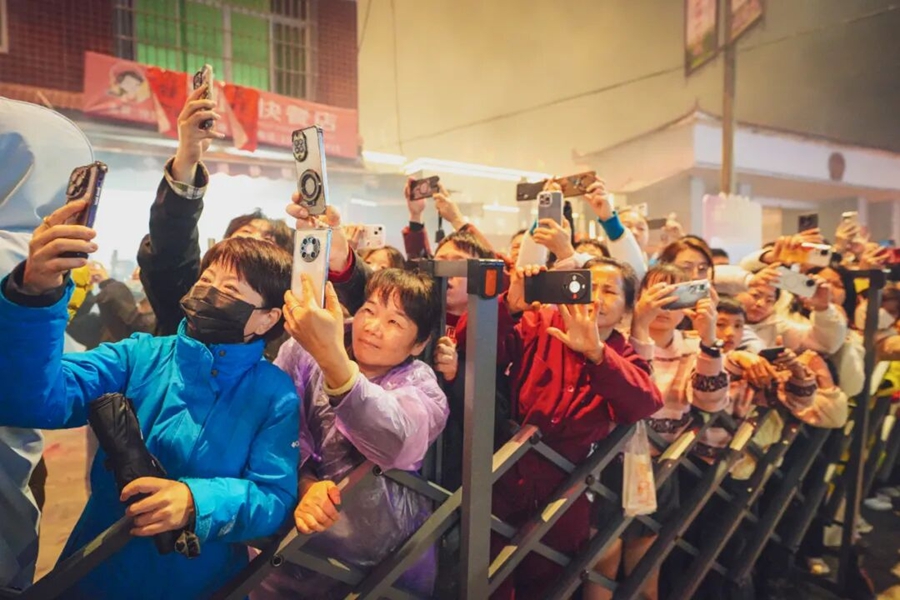 现场市民游客纷纷举起手机拍照记录