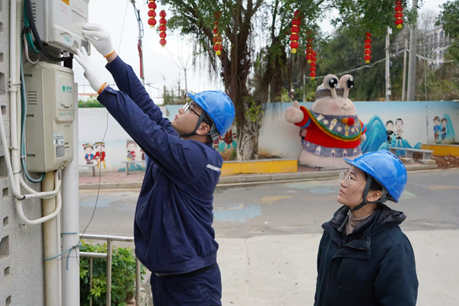 福州平潭供电公司工作人员为台企完成电力增容现场装表。罗建超摄