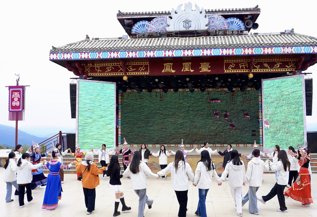 闽南师范大学团委实践队在华安与畲族人民共跳圆圈舞