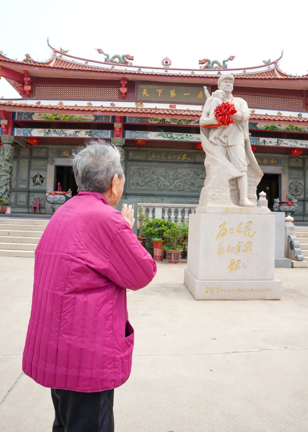 曾恨阿婆在解放军战士石雕像前祭拜。杜志鑫摄