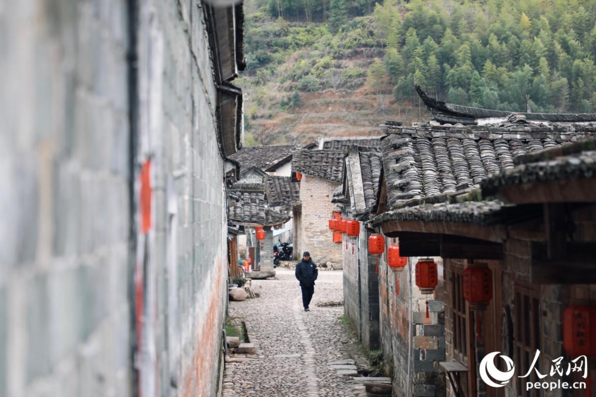千米古街蜿蜒贯穿村舍。人民网记者 李唯一摄