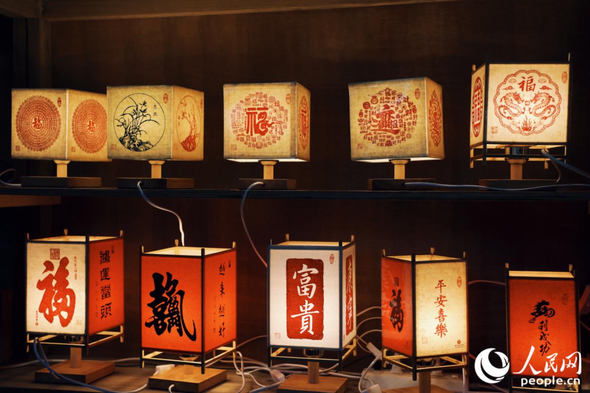 培田村非遗体验店内一角。人民网记者 李唯一摄