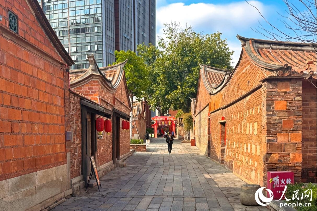 明媚的阳光下,红砖古厝与蓝天白云相映成趣。人民网记者 李唯一摄