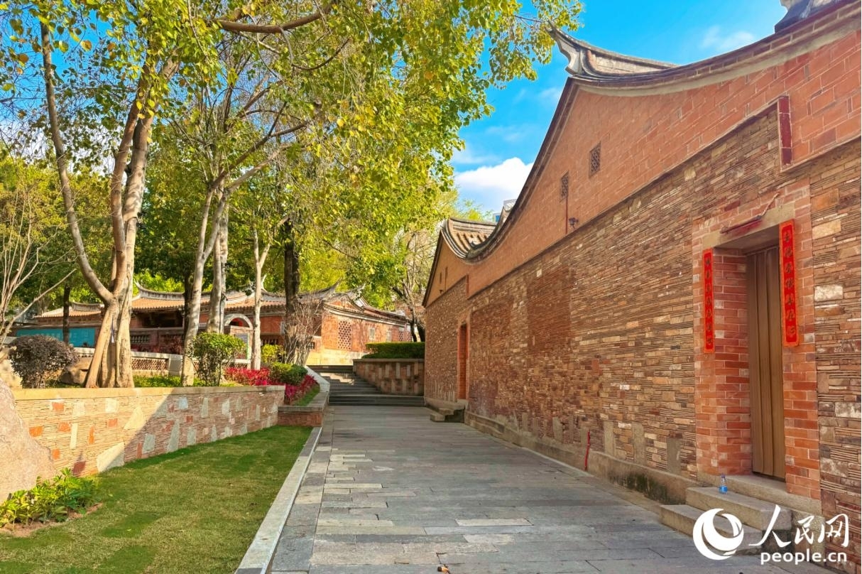 闽南红砖古厝,是以红砖红瓦为主要材料的传统民居。人民网记者 李唯一摄