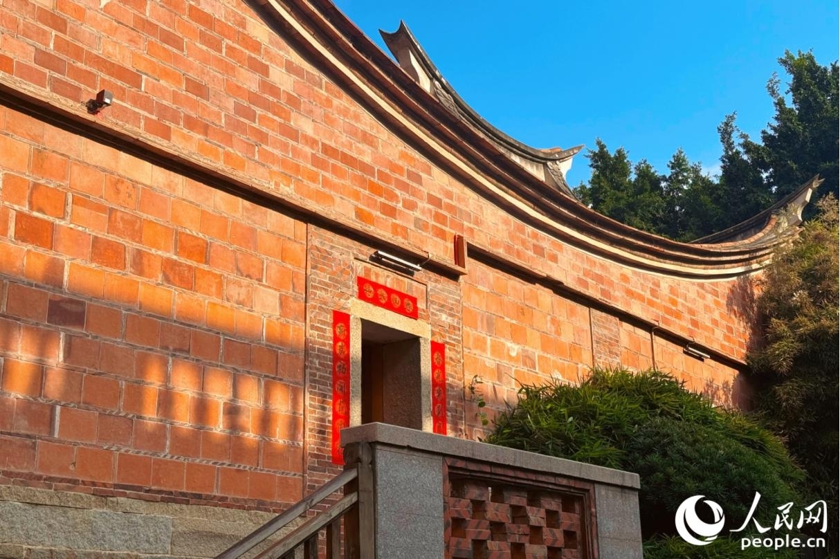 “出砖入石”是闽南建筑一种独特的砌墙方式,即由形状各异的石材、红砖和瓦砾交错堆叠以构筑墙体,不但坚固防盗、冬暖夏凉,而且古朴美观。人民网记者 李唯一摄