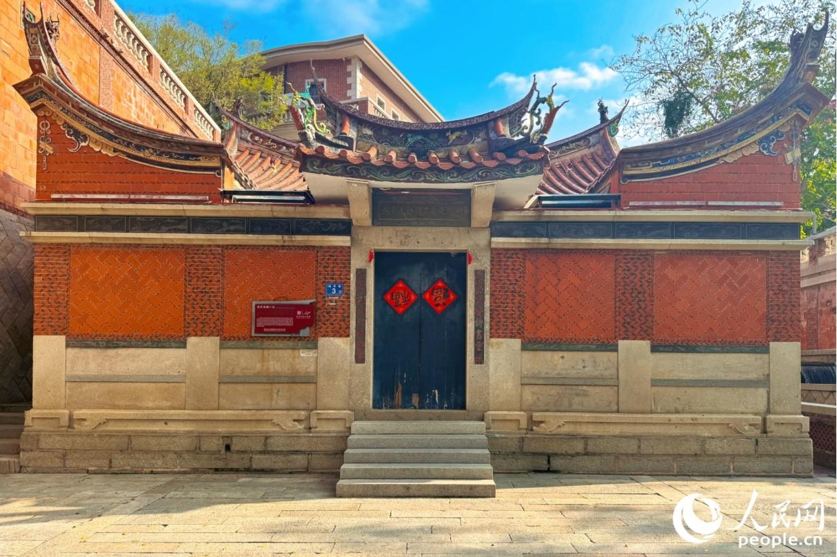 “燕尾脊”是红砖古厝的醒目标志,即屋顶正脊两端向上翘起并分叉,如燕尾分飞,造型灵动却不失庄重。人民网记者 李唯一摄